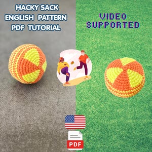 Puede incluir: Un hacky sack de ganchillo con un patrón segmentado naranja y amarillo. La imagen incluye el texto HACKY SACK ENGLISH PATTERN PDF TUTORIAL y VIDEO SUPPORTED, junto con un gráfico de dos personas jugando y un icono de bandera de EE. UU.