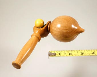 おもちゃのコマ。ハンドル付きの木製のこま。手作りの家宝のおもちゃ。
