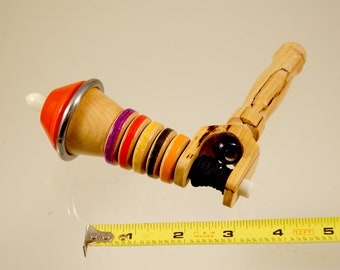 おもちゃのこま。ハンドル付きの木製のこま。手作りの家宝のおもちゃ