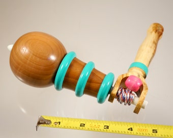おもちゃのコマ。ハンドル付きの木製のこま。手作りの家宝のおもちゃ。