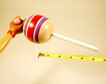 おもちゃのコマ。ハンドル付きの木製のこま。手作りの家宝のおもちゃ。