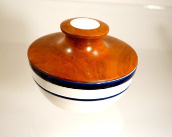 木製の蓋が付いた陶器のボウル。蓋付きのボウル。