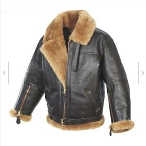 Puede incluir: Una chaqueta bomber de cuero marrón con cuello y puños de piel de oveja. La chaqueta tiene cierre de cremallera y cinturón en la cintura.