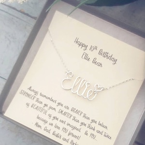 Collier prénom en fil de fer, cadeau pour 10 ans de fille, bijoux Deanne Watson faits main personnalisés