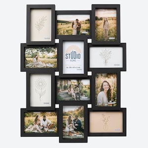 Peut inclure: Un cadre photo collage noir à ouvertures multiples avec un insert central rectangulaire portant l'inscription Studio Home, mesurant 58 x 45 x 2 cm. Le cadre contient un mélange de photos verticales et horizontales, portraits et dessins.