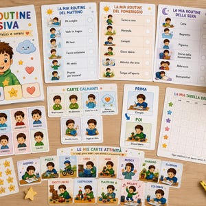 Puede incluir: Un conjunto de tarjetas ilustradas y un folleto con el texto "KIT ROUTINE VISIVA" y "per bambini felici e sereni". Las tarjetas presentan rutinas diarias, actividades y tablas de recompensas para niños. La paleta de colores incluye azul, verde y amarillo.