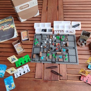 Mini HeroQuest Reisset – 3D-geprint spel in boekvorm | Gestileerde 10 mm Peg Minis, opvouwbare kaart met organizer