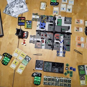 Könnte beinhalten: Ein Brettspiel-Setup auf einem Holztisch. Das Spiel beinhaltet ein modulares Spielbrett, Karten, Würfel und verschiedene Spielsteine. Die Spielbox ist sichtbar, mit dem Text "Space Plane".