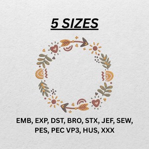 Pode incluir: Um design de bordado circular com uma coroa de corações, setas, sóis e folhas em tons de castanho, amarelo e vermelho. O texto "5 SIZES" está acima do design. Formatos de arquivo de bordado abaixo.