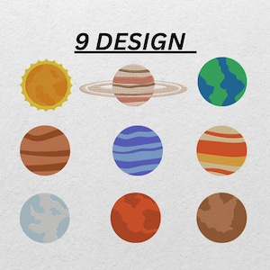 Può includere: Sono presentati nove disegni ricamati di pianeti, tra cui il sole, Saturno e la Terra. I pianeti sono in vari colori, come arancione, marrone, blu e verde. Il testo "9 DESIGN" è sopra i pianeti.