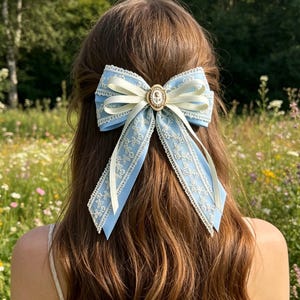 Handgefertigte bestickte Blumenspitze Schleife - Vintage Long Tail Haarschleife - Kokette Haarschmuck - Perle oder Cameo - Brautgeschenk