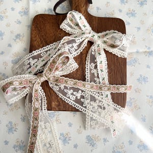 Lazo para el cabello de encaje blanco bordado a mano – Estilo floral vintage cottagecore para novias, lazo para el cabello para niña