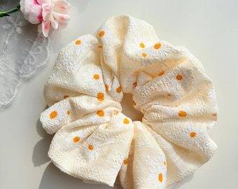 Handmade Cotton Daisy Scrunchie – Effortless Soft Floral Hair Tie for Spring and Summer
