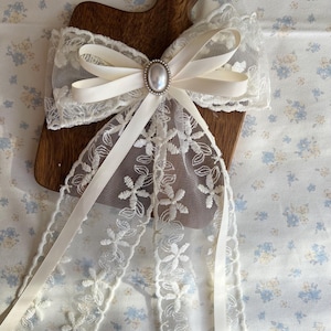 Lazo de encaje floral bordado a mano: Pinza para el cabello de novia con perla sintética