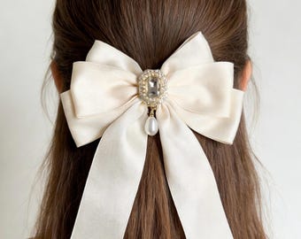 Lazo para el pelo de satén color marfil hecho a mano: accesorio de novia, pinza para el pelo de boda, elegante lazo para el pelo con perla artificial y cristal.