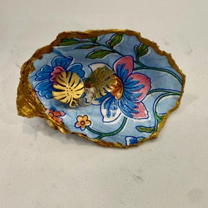 Plato de baratijas con forma de concha de ostra floral