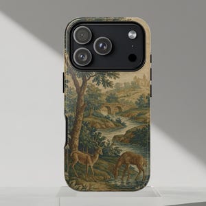 Może przedstawiać: Etui na telefon z sielską sceną z dwoma jeleniami nad rzeką, mostem i drzewami. Etui ma czarną obwódkę i beżowe tło z ilustracją w stylu vintage. Projekt przywołuje na myśl naturę i spokój.