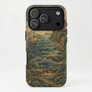 Może przedstawiać: Etui na telefon z gobelinowym wzorem przedstawiającym scenę morską. Grafika przedstawia żaglowiec na oceanie, klify i dwa jelenie. Etui ma czarną obwódkę i wycięcie na aparat.