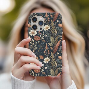 Darkcore Cottage Wildblumen Handyhülle | Vintage botanische iPhone Hülle | Stimmungsvolle Blumen Handyhülle | Naturästhetische Handyhülle Bild 7