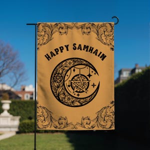 Puede incluir: Una bandera de jardín rectangular de color naranja apagado con un borde decorativo negro y el texto HAPPY SAMHAIN en fuente negrita. El centro muestra un gráfico negro de una luna creciente llena de patrones florales y un pentagrama.