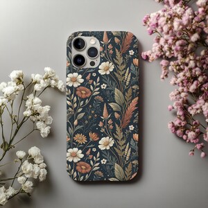 Darkcore Cottage Wildblumen Handyhülle | Vintage botanische iPhone Hülle | Stimmungsvolle Blumen Handyhülle | Naturästhetische Handyhülle Bild 11