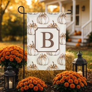 Bandera de jardín personalizada con monograma de calabaza / Decoración neutra para porche de otoño / Bandera de otoño con inicial personalizada