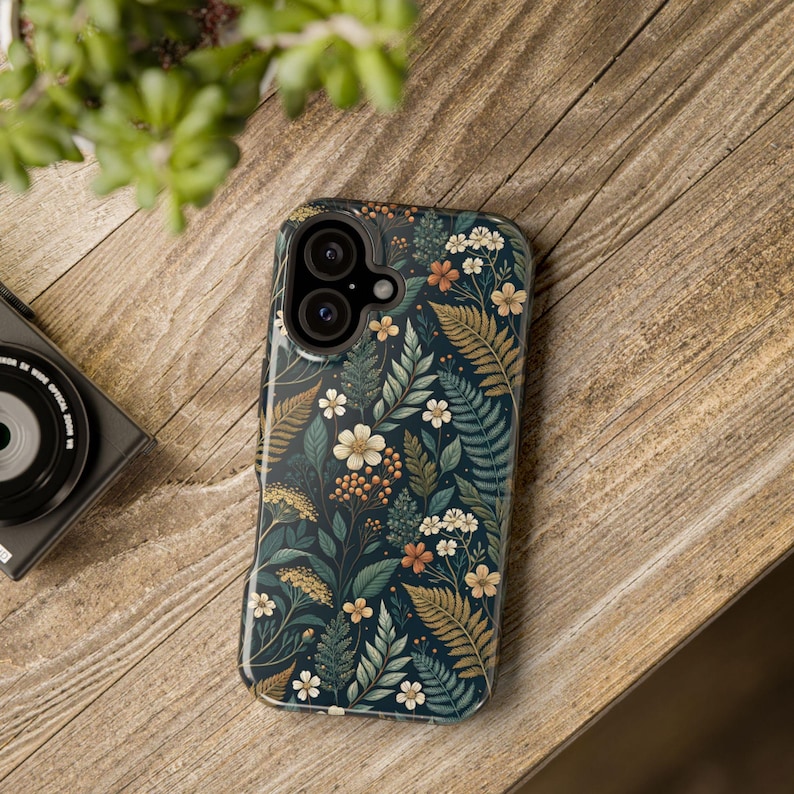 Darkcore Cottage Wildblumen Handyhülle | Vintage botanische iPhone Hülle | Stimmungsvolle Blumen Handyhülle | Naturästhetische Handyhülle Bild 6