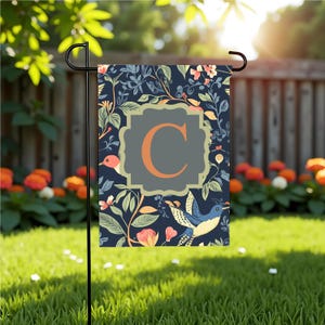 Bandera de jardín con monograma de colibrí / Bandera de jardín azul marino y verde / Decoración exterior personalizada / Bandera de jardín personalizada / Regalo floral de inauguración de la casa