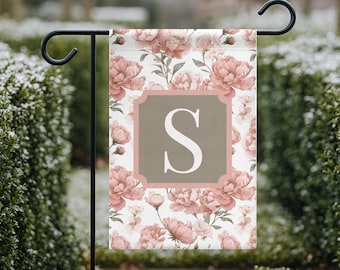 Personalisierte Blumenmonogramm Gartenflagge | Neutrale rosa Blumen-Yard-Flagge | Benutzerdefinierte Initial Garten Dekor