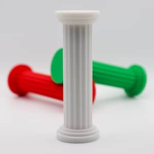 Könnte beinhalten: Eine weiße, geriffelte Säule steht vor zwei farbigen, zylindrischen Objekten. Ein roter und ein grüner Zylinder befinden sich hinter der Säule. Die Objekte sind vor einem weißen Hintergrund platziert.