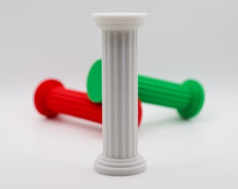 Pode incluir: Uma coluna branca canelada está em frente a dois objetos cilíndricos coloridos. Um cilindro vermelho e um verde estão atrás da coluna. Os objetos estão sobre um fundo branco.
