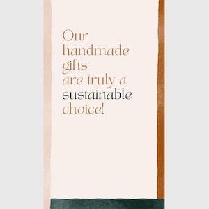 Puede incluir: Gr&aacute;fico vertical con texto: "&iexcl;Nuestros regalos hechos a mano son realmente una elecci&oacute;n sostenible!" El fondo es de color beige claro con una franja verde oscuro en la parte inferior y rayas verticales marrones y beige claro en los lados.