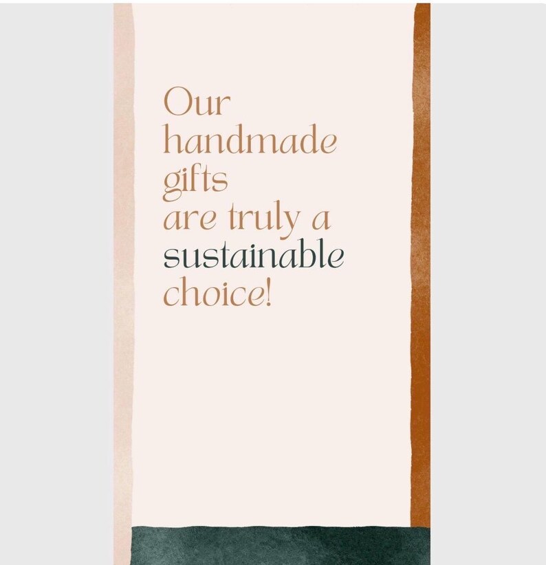Puede incluir: Gr&aacute;fico vertical con texto: "&iexcl;Nuestros regalos hechos a mano son realmente una elecci&oacute;n sostenible!" El fondo es de color beige claro con una franja verde oscuro en la parte inferior y rayas verticales marrones y beige claro en los lados.