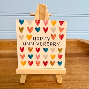 HAPPY ANNIVERSARY on EASEL ~ Fröhliche Geschenke für Familie oder Freunde. Auf Bestellung. Serviettentechnik auf Holz. Staffelei im Preis inbegriffen.