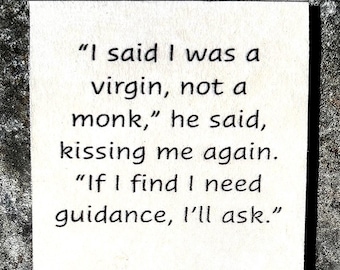 Könnte beinhalten: Ein quadratisches, cremefarbenes Schild mit schwarzem Textaufdruck: "I said I was a virgin, not a monk," he said, kissing me again. "If I find I need guidance, I'll ask." Das Schild hat eine glatte, helle Oberfläche mit deutlich lesbarer dunkler Schrift.