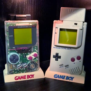 Custom Game Boy Display Stand – Fits Original DMG Model – Off-White with Red or Blue Logo