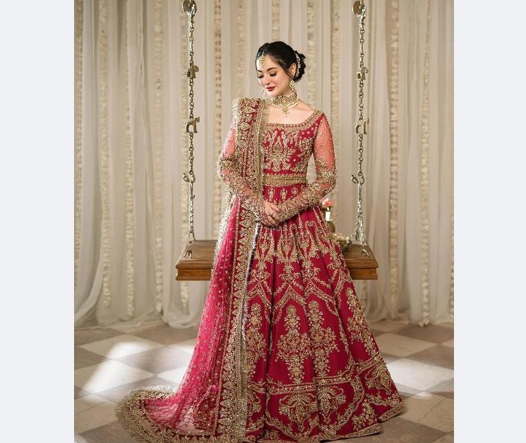 gold and red indian dress Red Indian Bridal Lahnga Choli: Hand-embellished Pakistani Wedding Dress