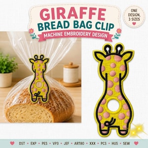 Op de afbeelding: Een machineborduurontwerp van een girafvormige broodzakclip. De giraf is geel met roze stippen en een zwarte omlijning, met een rond gat in het midden. De tekst luidt GIRAFFE BREAD BAG CLIP MACHINE EMBROIDERY DESIGN.