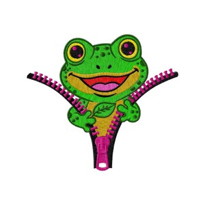 Könnte beinhalten: Stickdesign einer grünen Frosch mit gelbem Bauch und pinkfarbenem Reißverschluss. Der Frosch hat große gelbe Augen und einen lächelnden Mund. Ein kleines grünes Blatt ist sichtbar. Der Reißverschluss ist pink und schwarz.