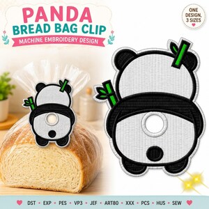 Op de afbeelding: Een machineborduurontwerp van een panda broodclip met een witte en zwarte pandabeer die een groene bamboestengel vasthoudt. Het ontwerp bevat een cirkelvormige uitsparing in het midden en wordt getoond op een brood in een plastic zak.