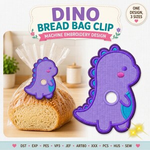 Op de afbeelding: Een paars dinosaurusvormig machineborduurontwerp voor een broodzakclip. Het ontwerp heeft een cirkelvormige uitsparing in het midden, een blauwgroene buikvlek en een roze wang. De tekst DINO BREAD BAG CLIP MACHINE EMBROIDERY DESIGN is zichtbaar.