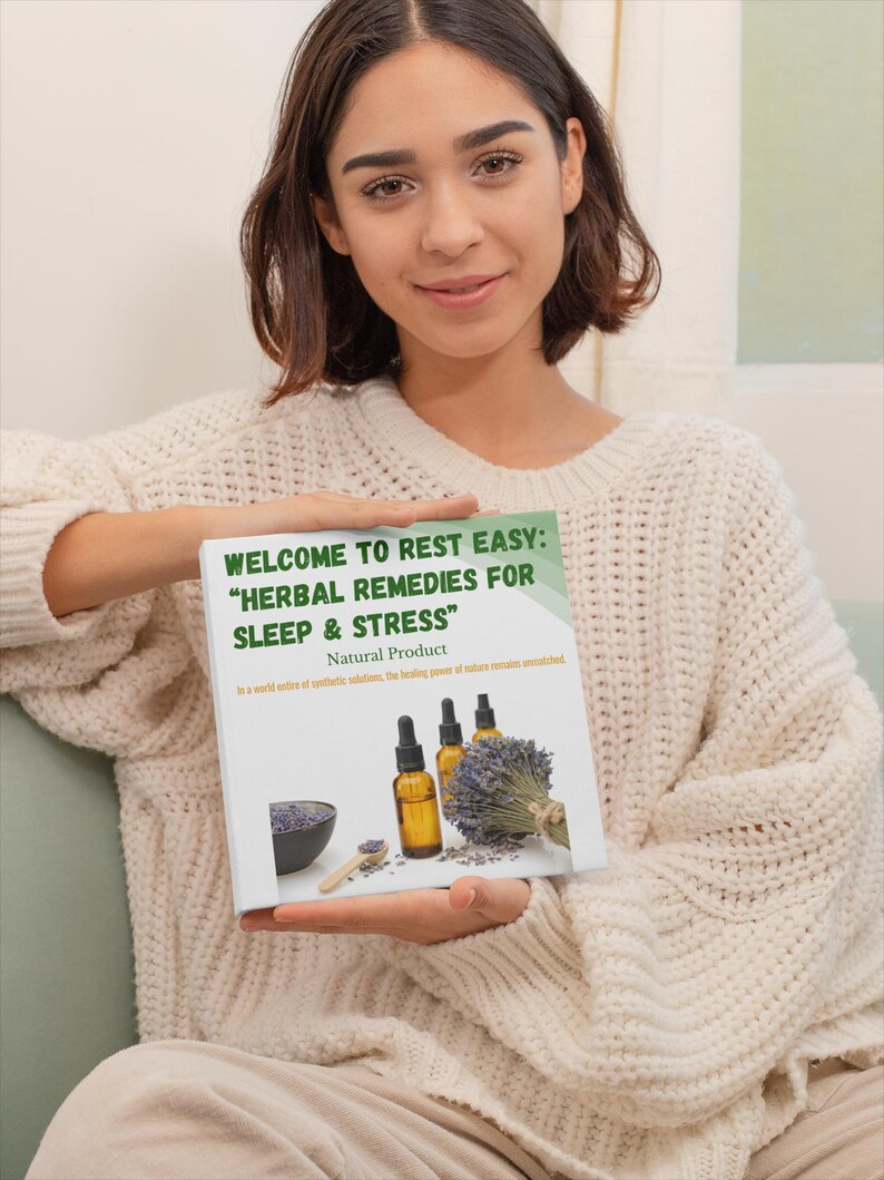 Puede incluir: Una mujer sostiene un libro titulado "WELCOME TO REST EASY: 'HERBAL REMEDIES FOR SLEEP & STRESS' Natural Product." El libro presenta im&aacute;genes de botellas de aceites esenciales, lavanda y una cuchara de madera. La mujer lleva un su&eacute;ter color crema.
