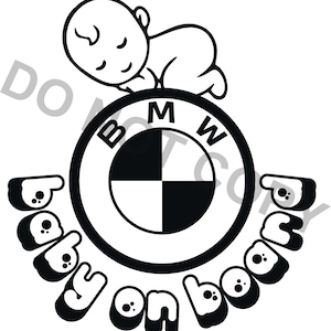 以下が含まれることがあります： BMWのロゴの上に赤ちゃんが寝ている白黒のグラフィック。 「Baby on Board」の文字がロゴの周りにカーブしています。 シンプルでクリアなデザインで、車のステッカーなどに適しています。