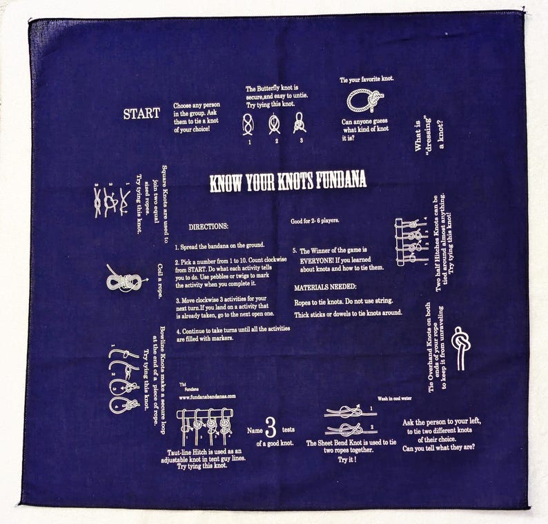 K&ouml;nnte beinhalten: Ein blaues Bandana mit wei&szlig;em Text und Illustrationen verschiedener Knoten. Das Bandana tr&auml;gt den Titel "Know Your Knots Fundana" und enth&auml;lt Anweisungen f&uuml;r ein Knotenspiel.