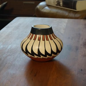 Jarrón de cerámica azul con forma de maíz, estilo suroeste pintado a mano por Sandien.