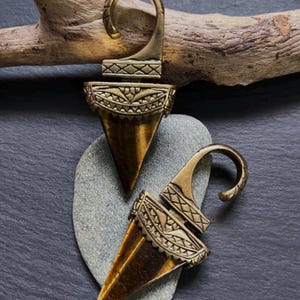 Orecchini in ottone decorati con occhio di tigre "KIRAN" / Orecchini tribali in ottone con pietra naturale