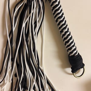 Handgemaakte paracord-flogger