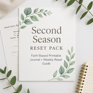 Op de afbeelding: Een wit printbaar dagboek met groene bladeren illustraties. De tekst luidt "Second Season Reset Pack Faith-Based Printable Journal + Weekly Reset Guide".