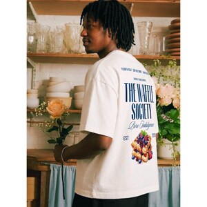 Camiseta estampada de The Waffle Society / Camiseta de estilo vintage de cafetería con estampado de gofres imagen 2