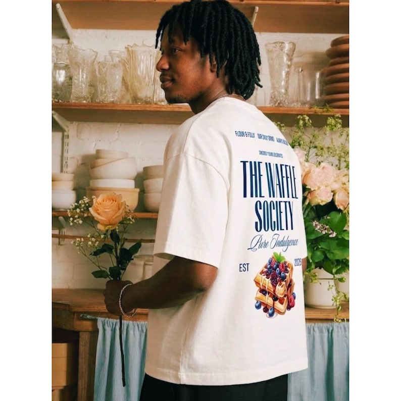 Camiseta estampada de The Waffle Society / Camiseta de estilo vintage de cafetería con estampado de gofres imagen 2